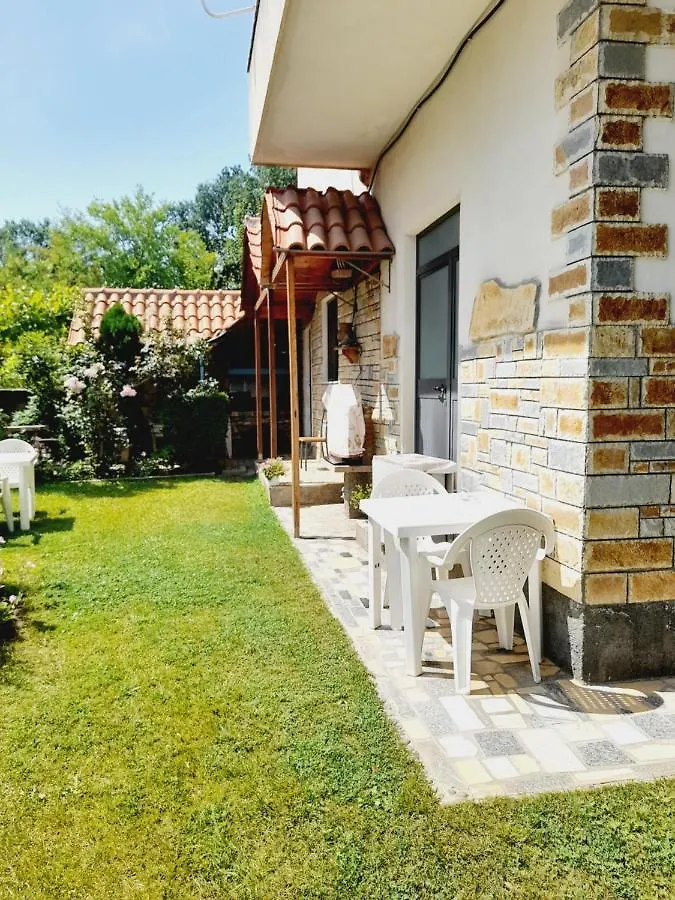 Vila Aliaj Deluxe Groundfloor Apartment With Beautiful Garden Durrës 阿尔巴尼亚