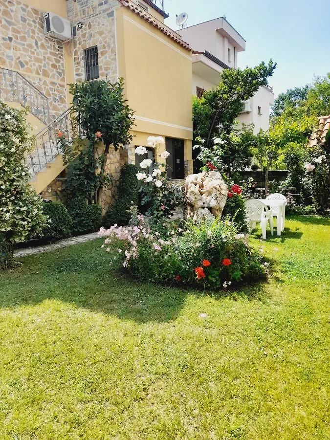 Vila Aliaj Deluxe Groundfloor Apartment With Beautiful Garden Durrës