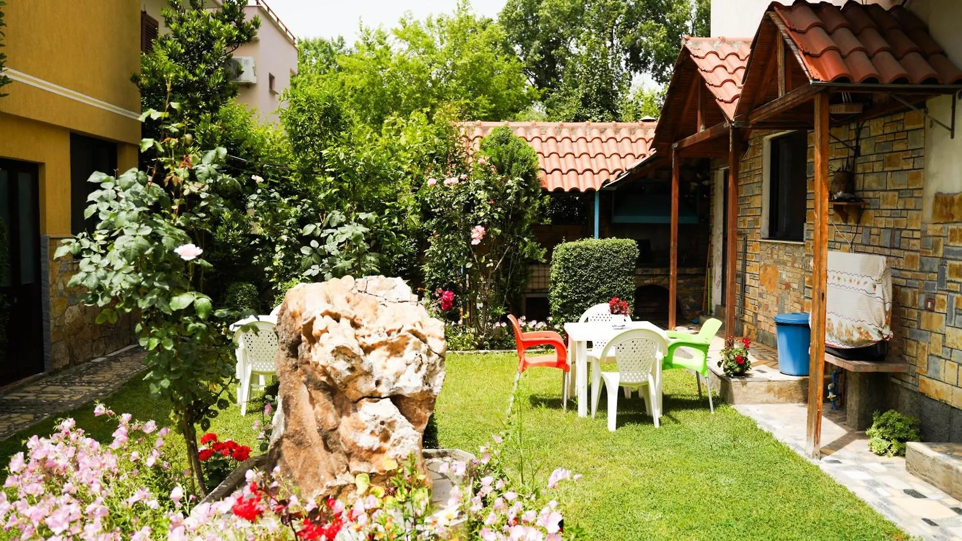 Vila Aliaj Deluxe Groundfloor Apartment With Beautiful Garden Durrës