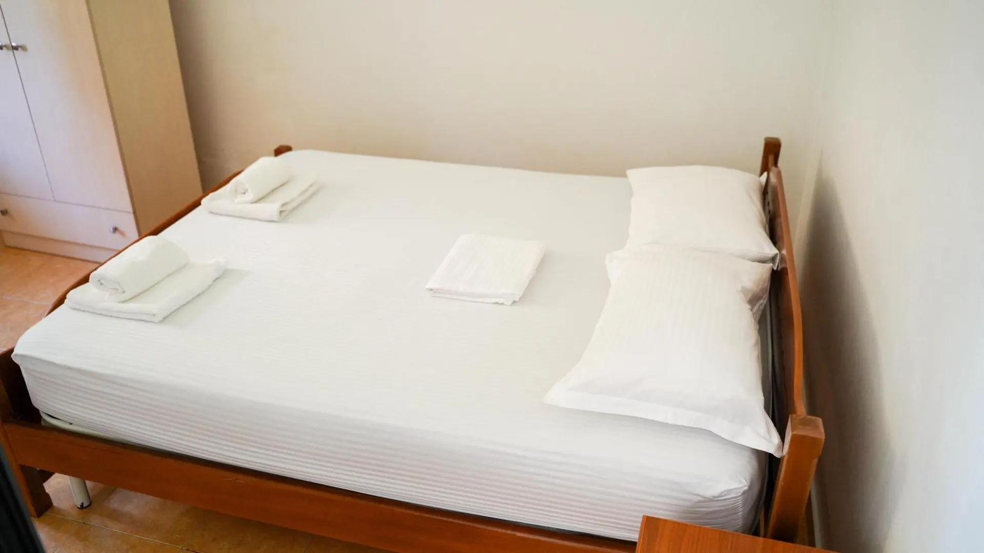 Vila Aliaj Deluxe Groundfloor Apartment With Beautiful Garden Durrës