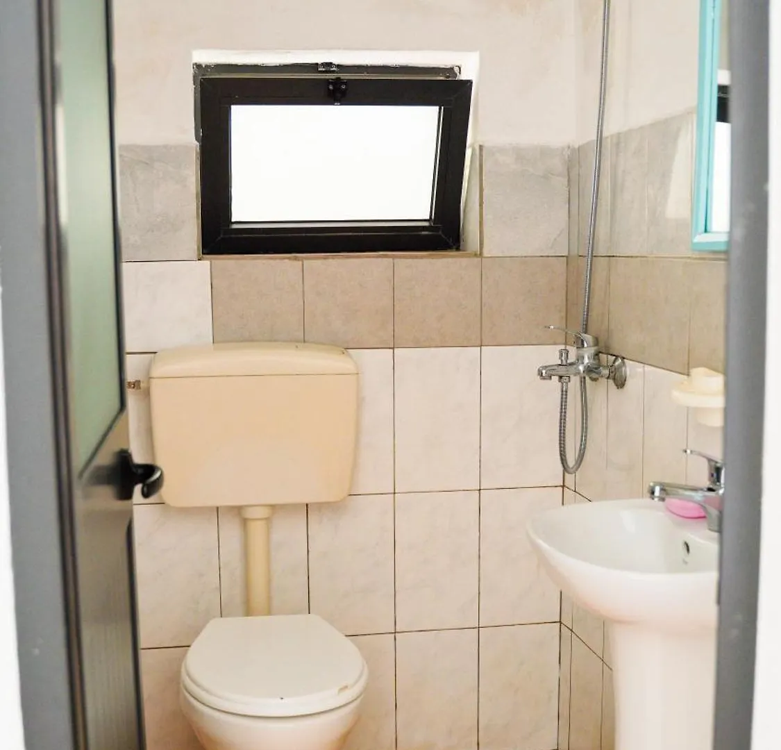 Vila Aliaj Deluxe Groundfloor Apartment With Beautiful Garden Durrës
