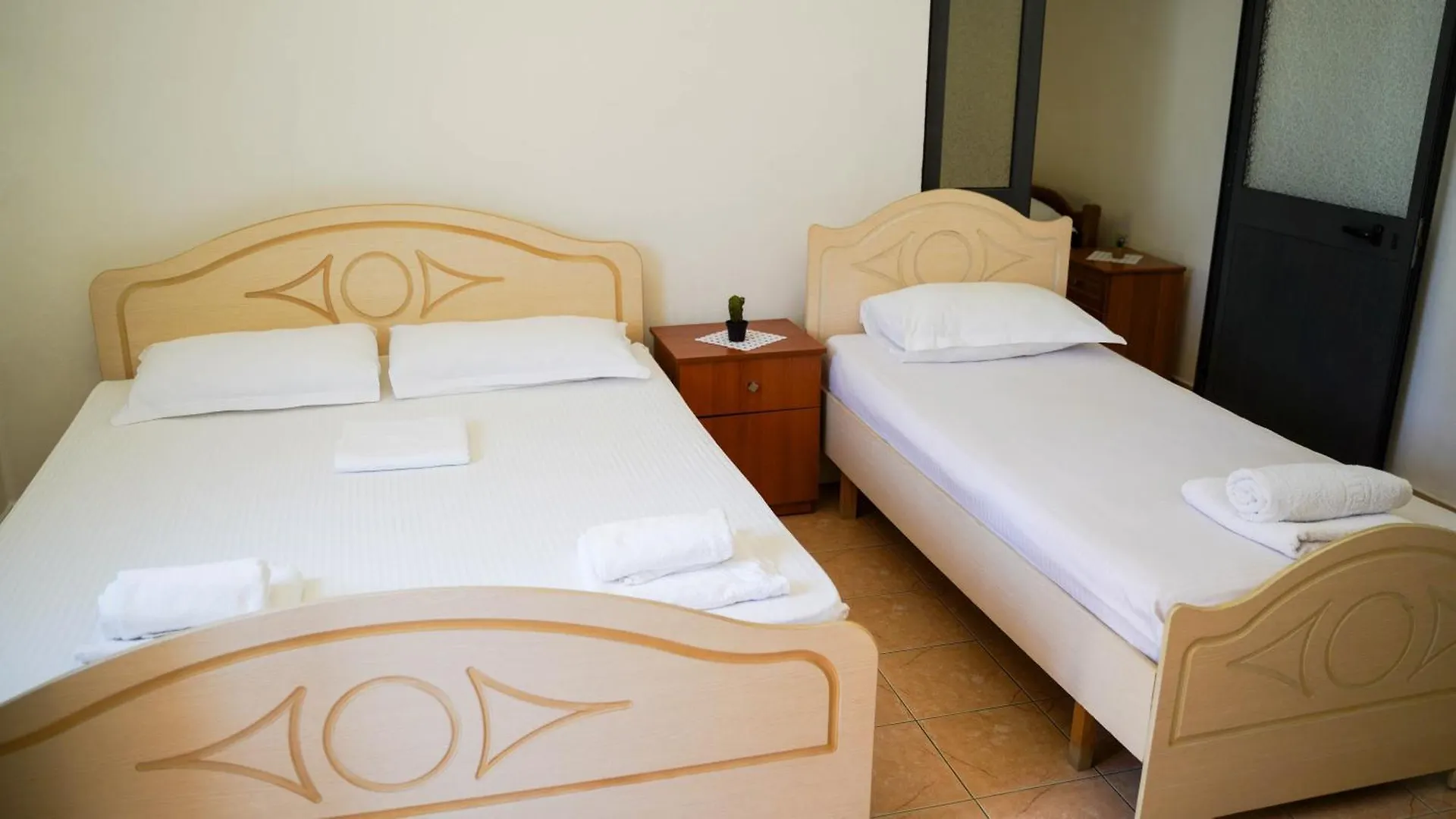 Vila Aliaj Deluxe Groundfloor Apartment With Beautiful Garden Durrës