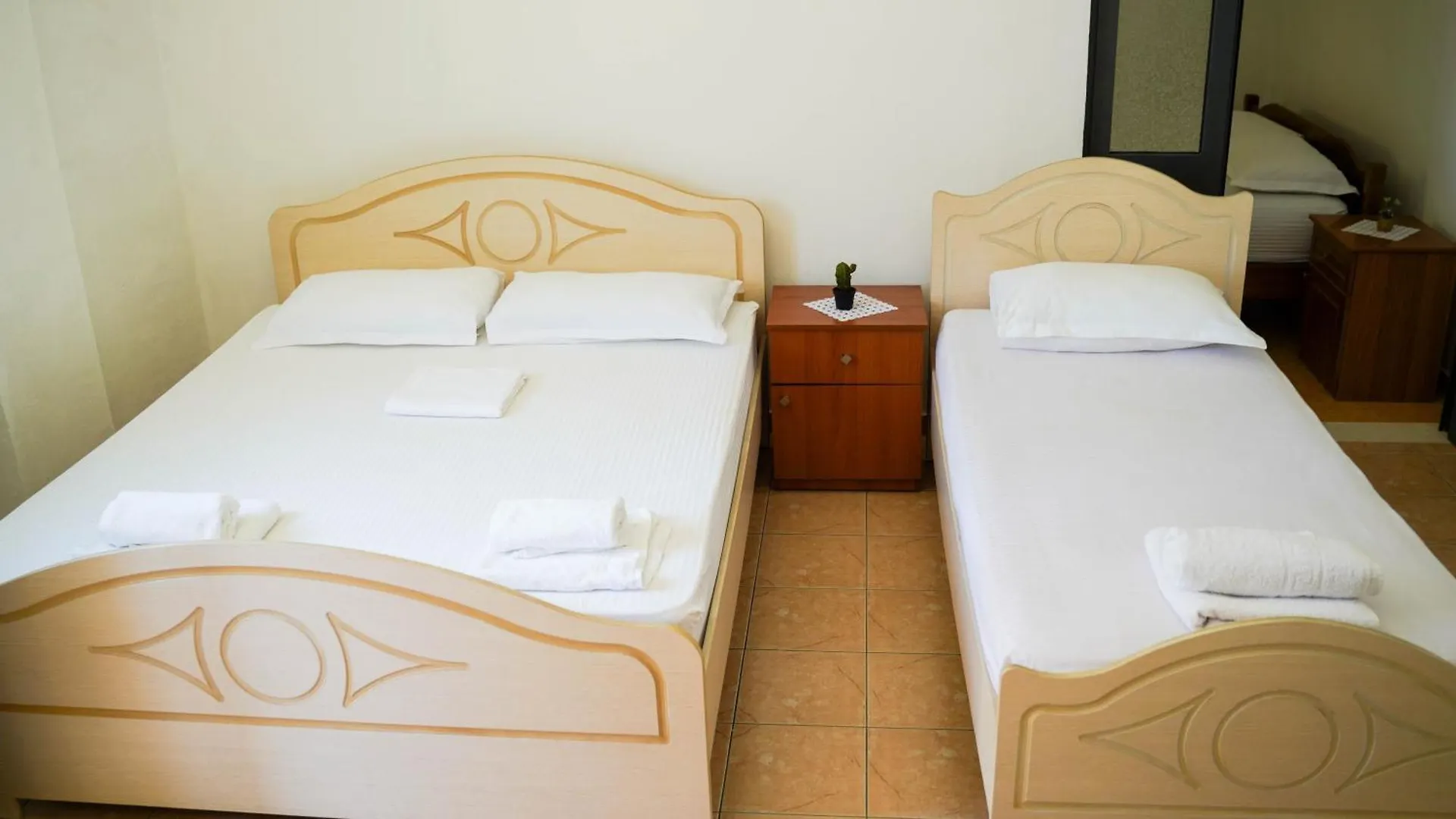 Vila Aliaj Deluxe Groundfloor Apartment With Beautiful Garden Durrës