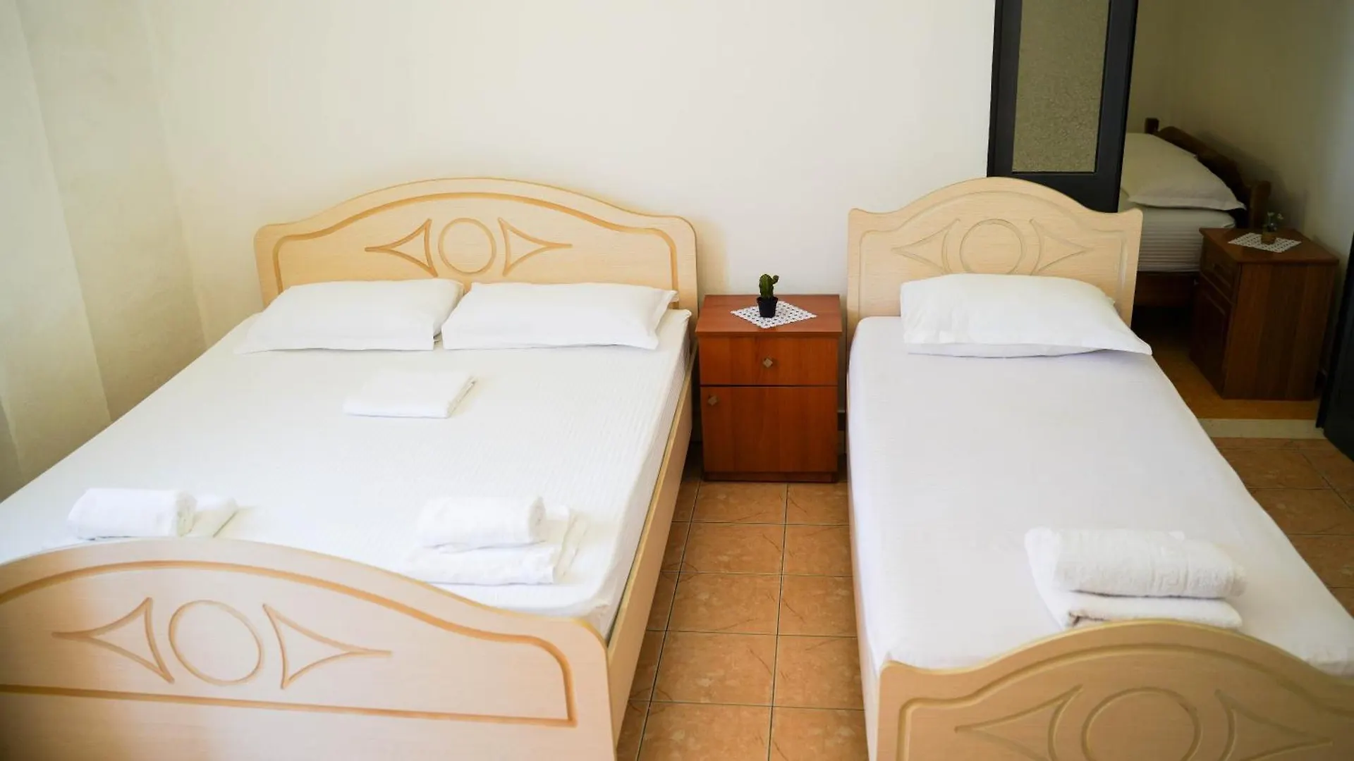 Vila Aliaj Deluxe Groundfloor Apartment With Beautiful Garden Durrës